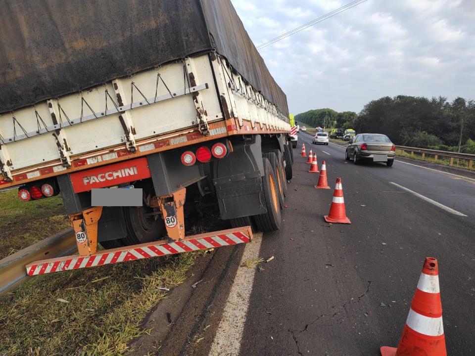 Foto 2 de 8 — Acidente envolvendo caminhões, moto e três veículos deixa feridos na Washington Luís (SP310) em Araraquara